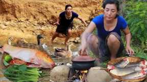 Adventure solo in forest- Catch duck and fish for food- Cooking duck &fish  for survival in forest