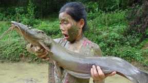 Skills Catch Giant Catfish 10KG - Hand Fishing Catch Big Catfish - Cooking Big Fish