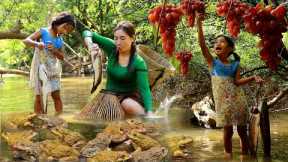 Top 2 videos mother with daughter catch and cook fish & frog for survival- Cooking eating delicious