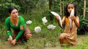 Catch many fish snakehead and pick mushroom in flooded forest- Mother cooking fish spicy vs mushroom