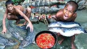 Primitive technology - Catches big fish at watterfull - Cooking eating show delicious