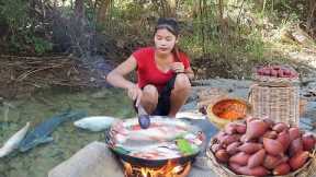 Found and catch Fresh fish in waterfall for food - Fish soup delicious for dinner - Solo cooking