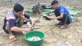 Catching fish interesting, Use the net to catch a lot of fish, cook and spend the night on the boat