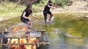 Skills catch big fish in river for food of survival - Grilled big fish with peppers sauce for dinner