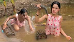Survival skills: catch fish in the lake and cook