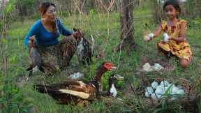 Found catch duck and pick egg in forest- Baby duck egg soup with mixed vegetable so delicious