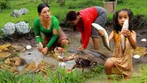 Top survival of mother with daughter- Fish with mushroom for lunch cooking +3videos in forest