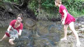 Survival Skills: The Girl Using Pump Suck Water In The Lake, Catching Many Fish, Turtles In The Lake