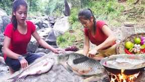 Yummy Big Fish Catching and grilling big fish using soil to cover fish and burning fire on top