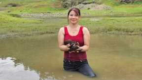 The life of a girl on the lake. Catching fish, catching clams, catching crabs to sell.