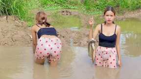 Survival skills: Smart girl catch fish in the lake