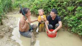 The couple went to the fields to catch fish to dry and preserve - Cooking | My daily life