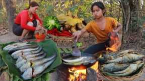Catching a lot fish in muddy for food- Cooking fish +4food of survival in forest