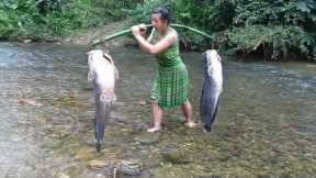 Finding Fish Catch Big Fish For Survivel - Primitive Life Cooking Fish For Eating Delicious