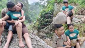 The girl went down to the stream to catch fish, met a turtle and cooked with the guy 2024